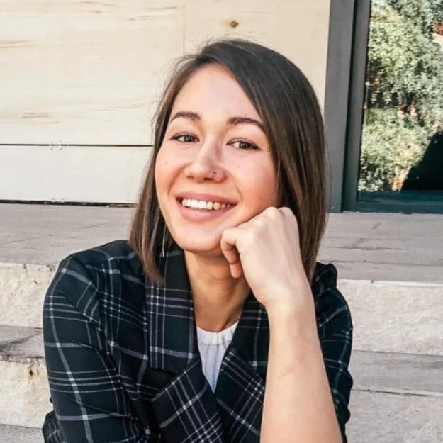 Annie An experienced English tutor who has been teaching learners of all ages since 2011. Open-minded, caring, and deeply dedicated to her work, she continually develops her skills to help students grow confidently in English.